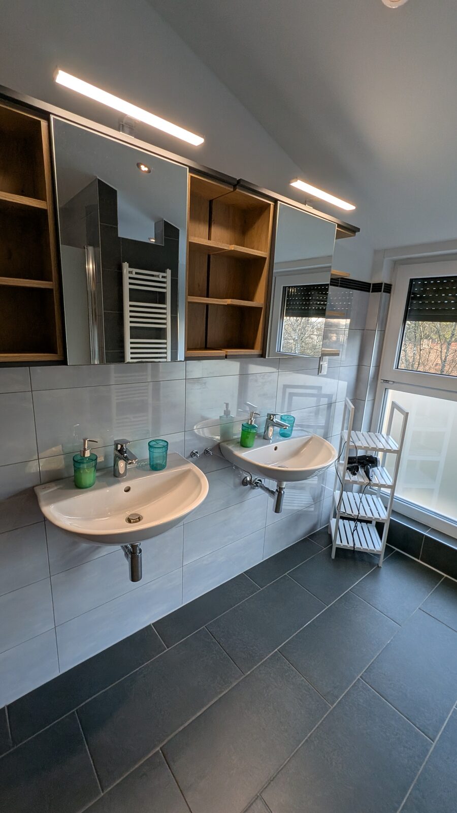 Bad mit zwei Waschbecken und Spiegel