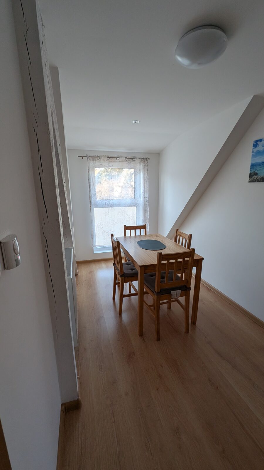 Essbereich mit Tisch und Fenster