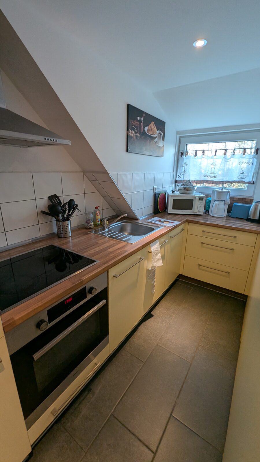 Küche mit Herd, Backofen und Arbeitsfläche